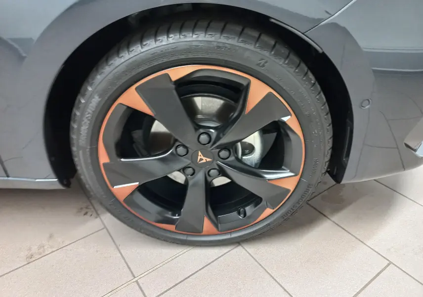Gros plan sur la jante alliage 18'' cuivrée du côté avant droit d'une CUPRA Leon gris magnétique 2025.
