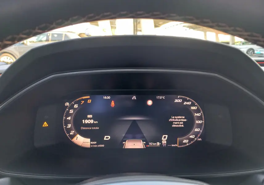 Tableau de bord numérique de la CUPRA Leon Ph.2 gris, affichant 1909 km et indicateurs de conduite à 16h30.