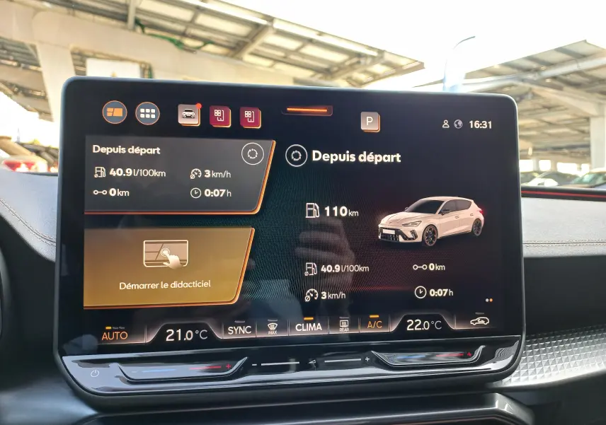 Écran central tactile affichant les données de trajet et une illustration blanche du CUPRA Leon vue de profil droit.