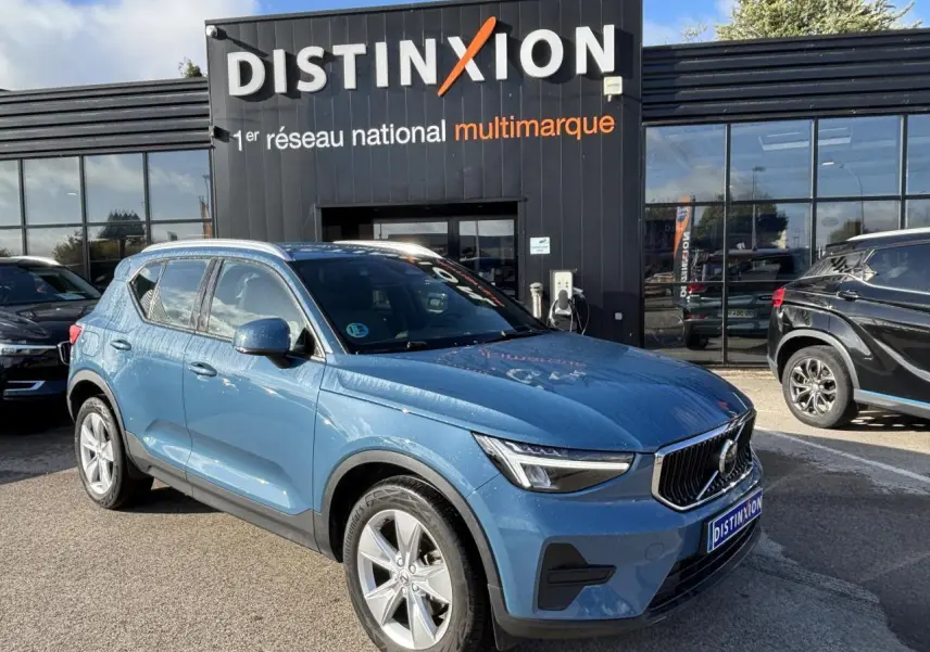 Volvo XC40 Fjord Blue en 3/4 avant droit, avec jantes alliage 18 pouces et calandre distinctive.