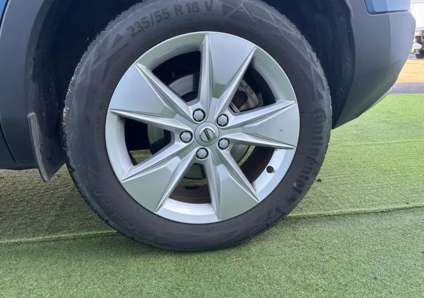 Gros plan sur la jante alliage 18 pouces argentée du Volvo XC40 Fjord Blue côté arrière droit.