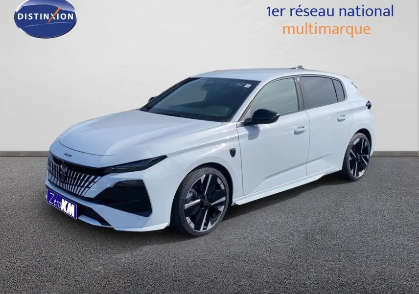Peugeot 308 Hybrid 145ch GT blanc Okenite métal en 3/4 avant droit avec jantes noires et calandre distinctive.