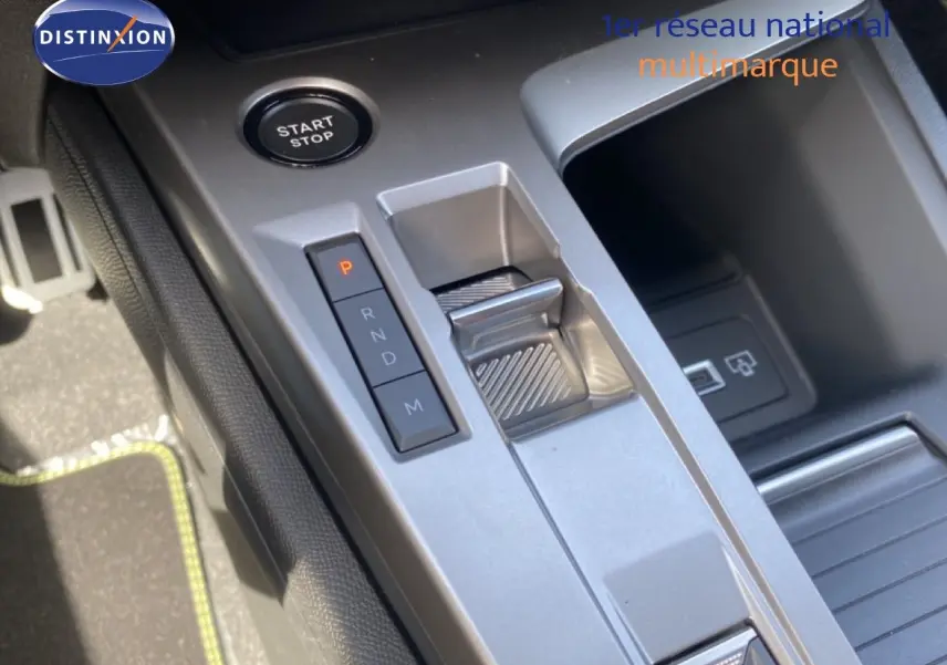 Vue rapprochée de la console centrale du Peugeot 308 Hybrid 2026, avec bouton start/stop et sélecteur de boîte auto.