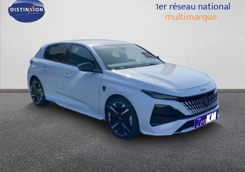 Peugeot 308 Hybrid blanc Okenite métal en 3/4 avant droit, avec calandre noire distinctive et jantes noires.