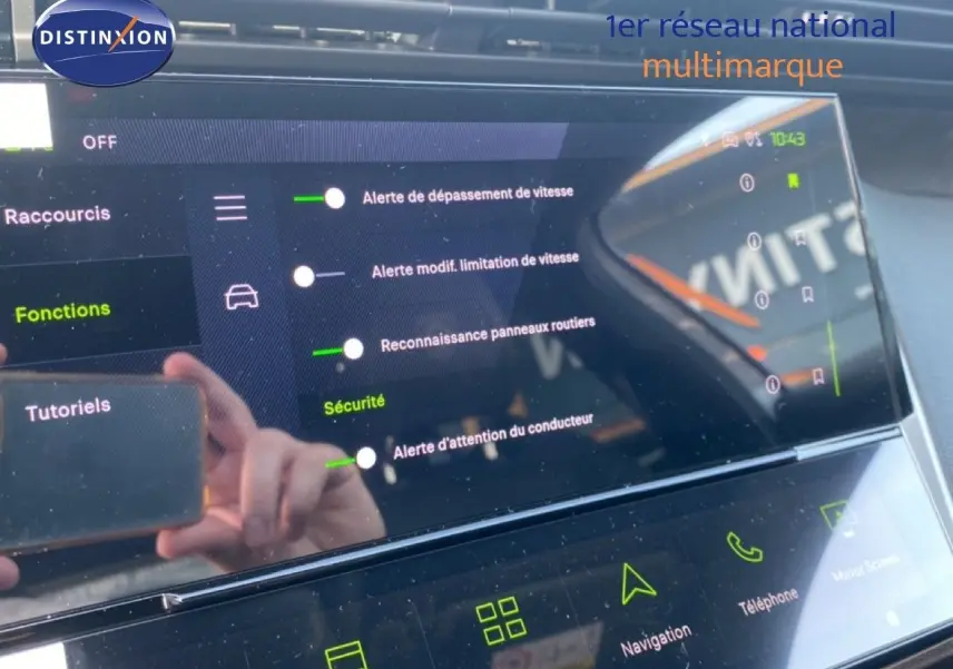 Écran tactile intérieur de la Peugeot 308 Hybrid 145ch GT 2026 affichant les alertes de sécurité et options connectées.