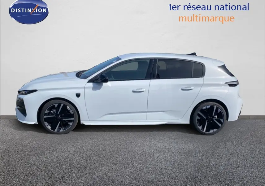 Profil côté gauche d’une Peugeot 308 Hybrid 145ch GT blanche Okenite Metal avec jantes noires bicolores.
