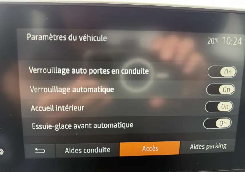 Écran tactile intérieur du Dacia Sandero Stepway 2025 affichant les paramètres d’accès avec options de verrouillage activées.