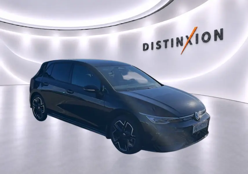 Volkswagen Golf 1.5 ETSI Evo2 noire vue 3/4 avant dans un showroom avec logo Distinxion en arrière-plan.