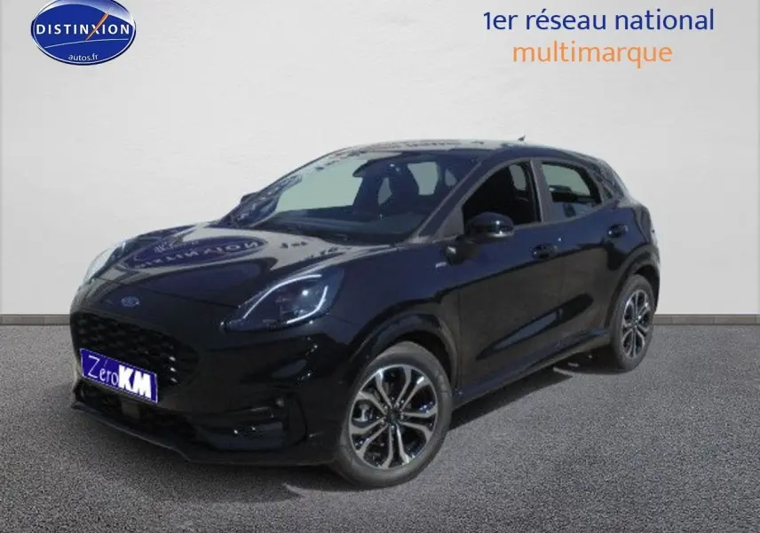 Ford Puma noir agate métal en vue 3/4 avant droit, mettant en valeur ses jantes alliage et ses phares LED.