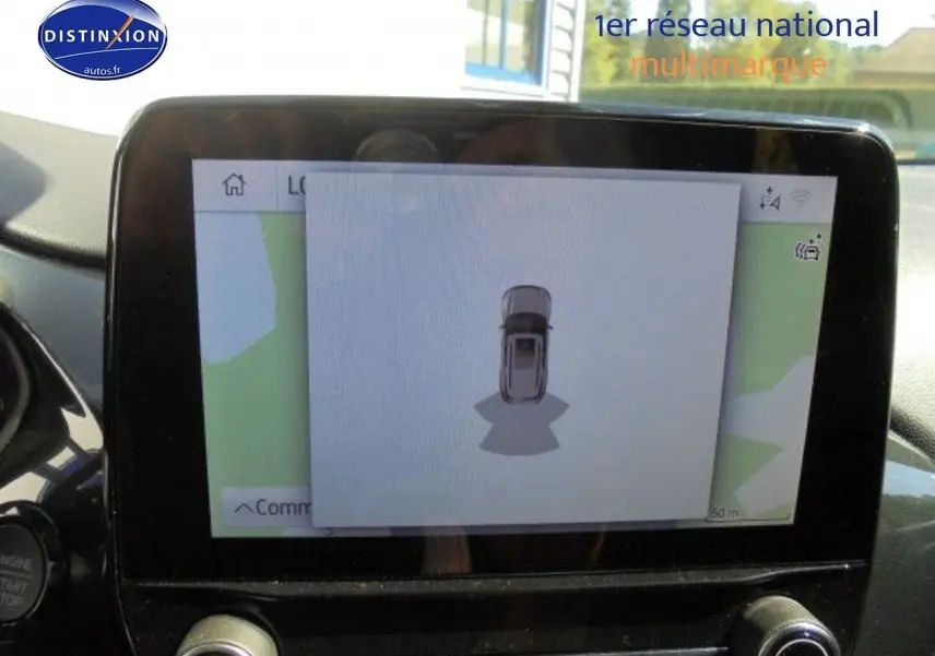 Écran tactile intérieur montrant la vue de dessus du Ford Puma noir Agate Metal avec système de navigation actif.