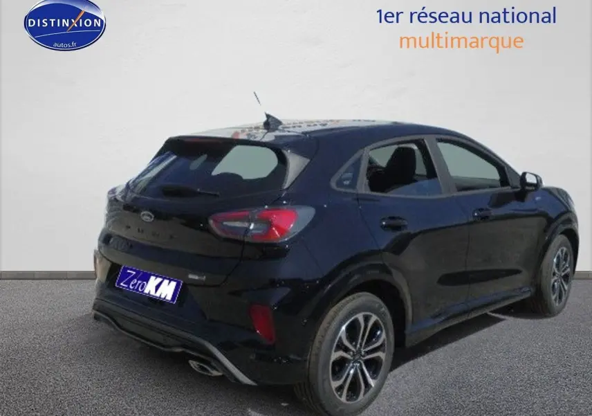 Vue 3/4 arrière droite d'un Ford Puma noir Agate Metal 2022 avec jantes alliage et feux arrière LED.