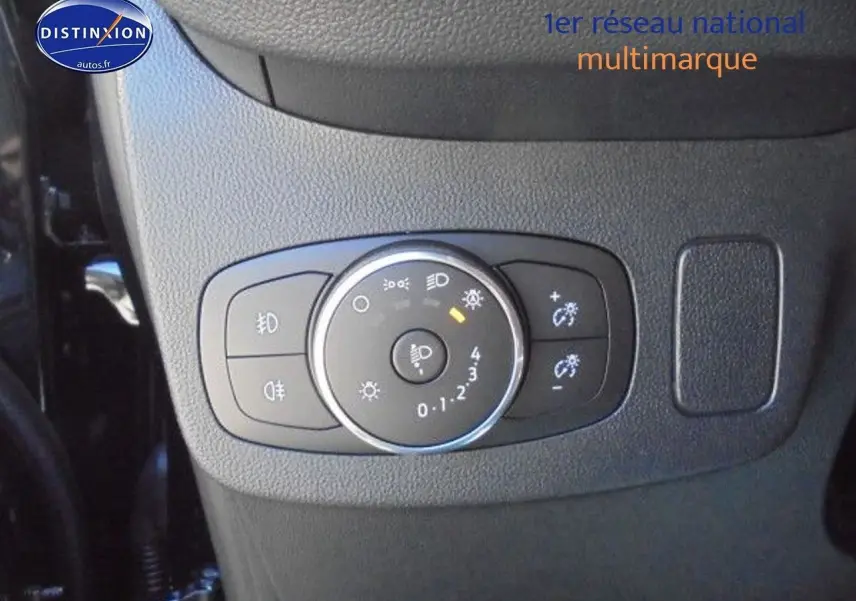 Commande des phares et réglages d'éclairage sur le tableau de bord intérieur d'une Ford Puma noire.