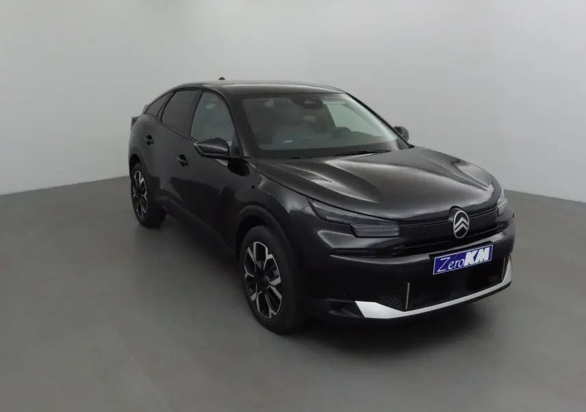 Citroën C4 1.2 Hybrid noir vue 3/4 avant droit dans un studio, avec jantes noires et détails blancs au pare-chocs.