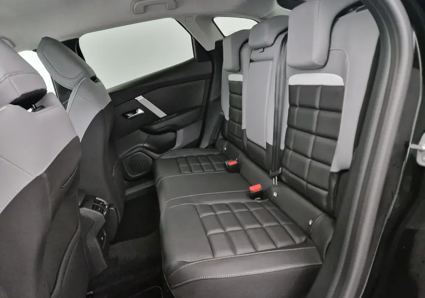 Vue intérieure côté droit des sièges arrière en cuir noir et gris de la Citroën C4 1.2 HYBRID 136 e-DSC6 MAX 2025.