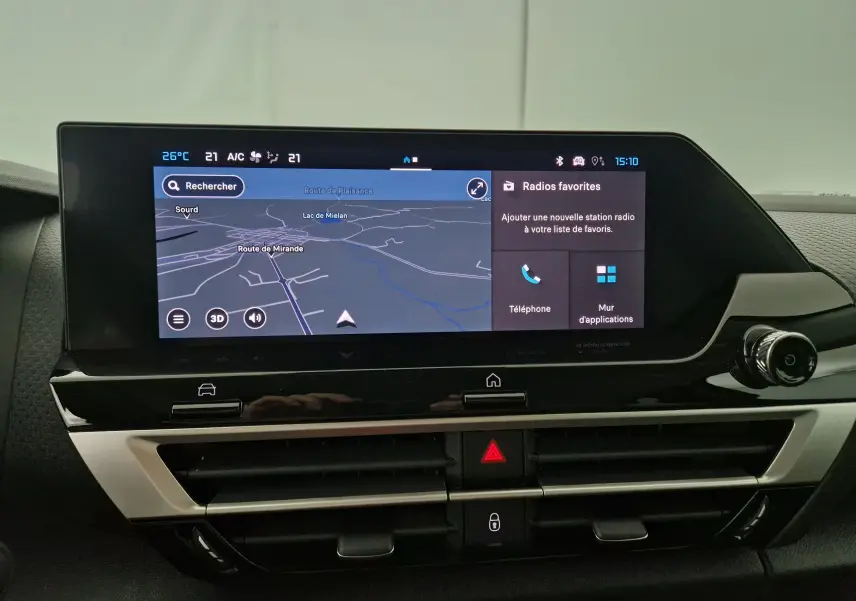 Écran tactile central du tableau de bord de la Citroën C4 1.2 Hybrid 136 e-DSC6 Max 2025, affichant la navigation et les radios favorites.