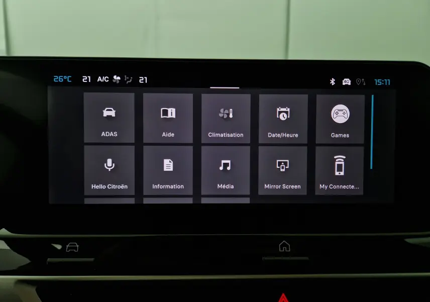 Écran tactile central de la Citroën C4 1.2 Hybrid 136 e-DSC6 Max 2025 affichant les options de climatisation et multimédia.