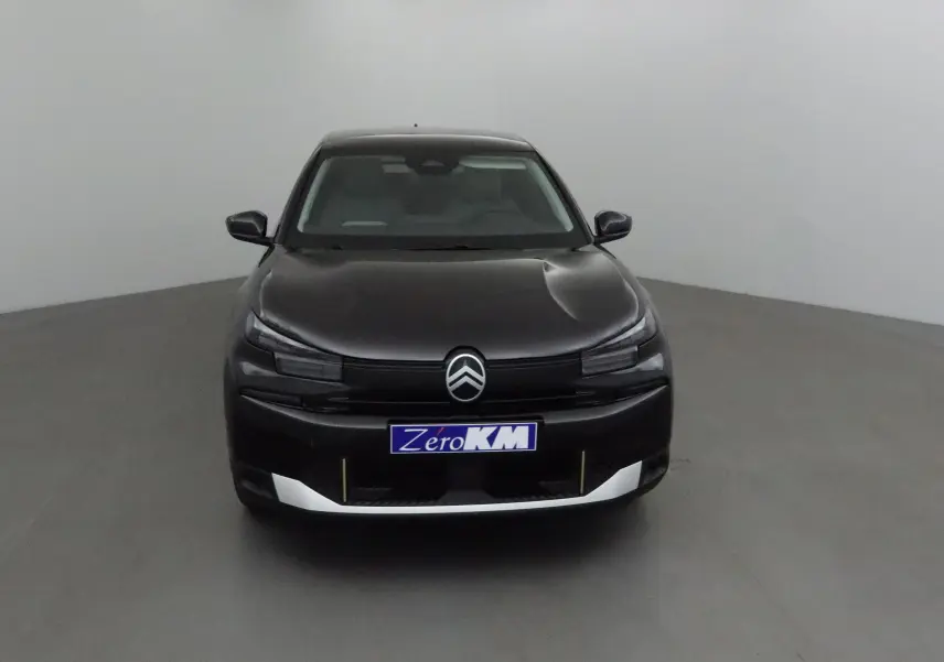 Vue frontale d'une Citroën C4 noire 2025 avec calandre épurée et logo chevrons bien visible.