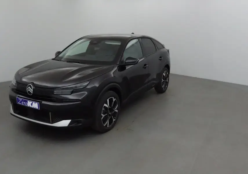 Citroën C4 noir vue 3/4 avant droit dans un intérieur neutre, avec jantes alliage et calandre distinctive.