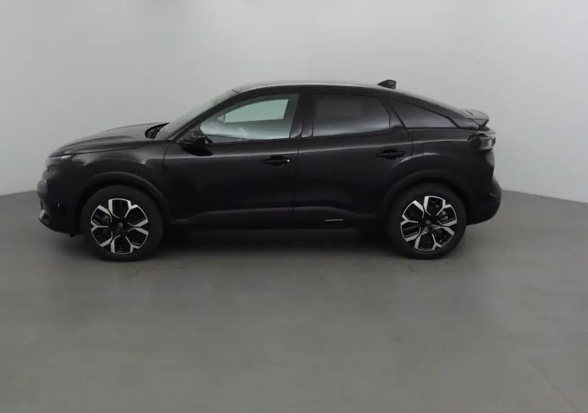 Profil latéral gauche d'une Citroën C4 noire 2025 avec jantes alliage et lignes épurées dans un studio neutre.