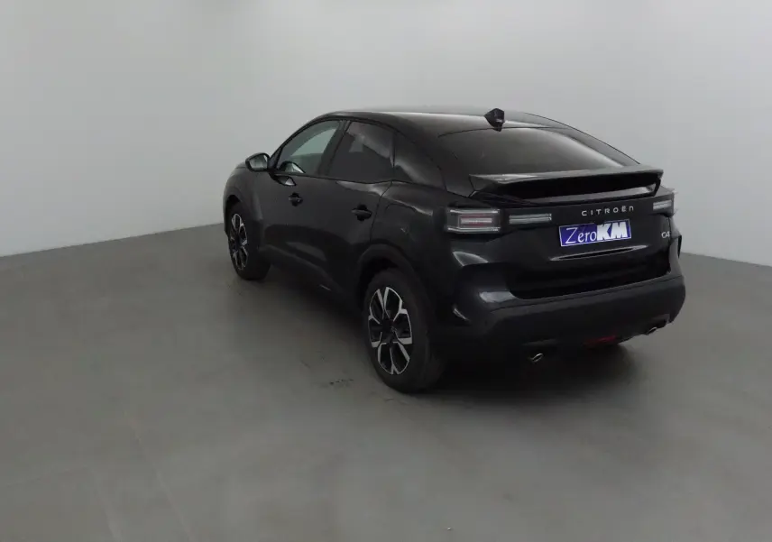 Citroën C4 noire vue en 3/4 arrière droit, avec toit incliné et feux arrière LED distinctifs.