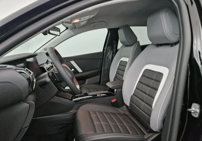 Intérieur de la Citroën C4 1.2 Hybrid 136 e-DSC6 Max 2025 en noir, vue côté conducteur sur sièges cuir bicolores.