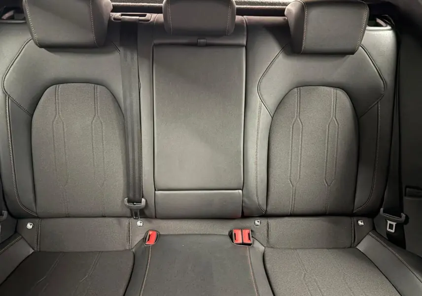 Vue rapprochée des sièges arrière noirs avec surpiqûres cuivrées de la CUPRA Leon 2025, version Ph.2.