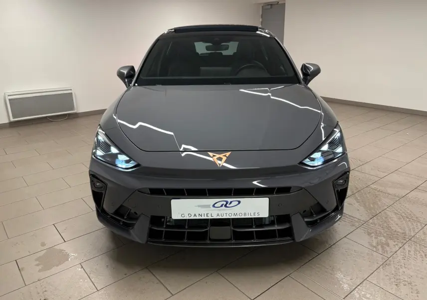 Vue avant d'une CUPRA Leon 2025 gris Graphène avec toit ouvrant panoramique et jantes cuivrées en alliage 18 pouces.