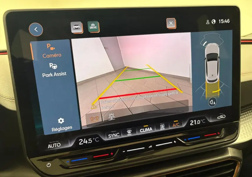 Écran tactile du système Park Assist de la CUPRA Leon 2025 montrant la caméra de recul et les alertes de stationnement.