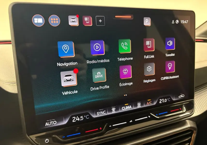 Écran tactile central du CUPRA Leon 2025 affichant les menus de navigation, radio, téléphone et réglages climatiques.