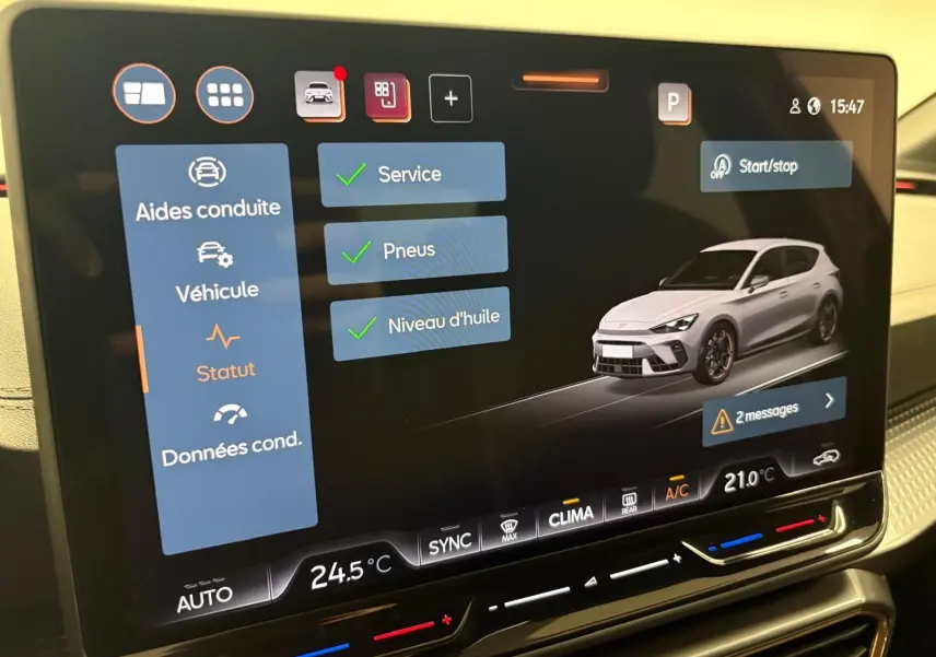 Écran tactile central affichant le menu d’aides à la conduite avec une modélisation 3D d’une CUPRA Leon gris clair en vue 3/4 avant.