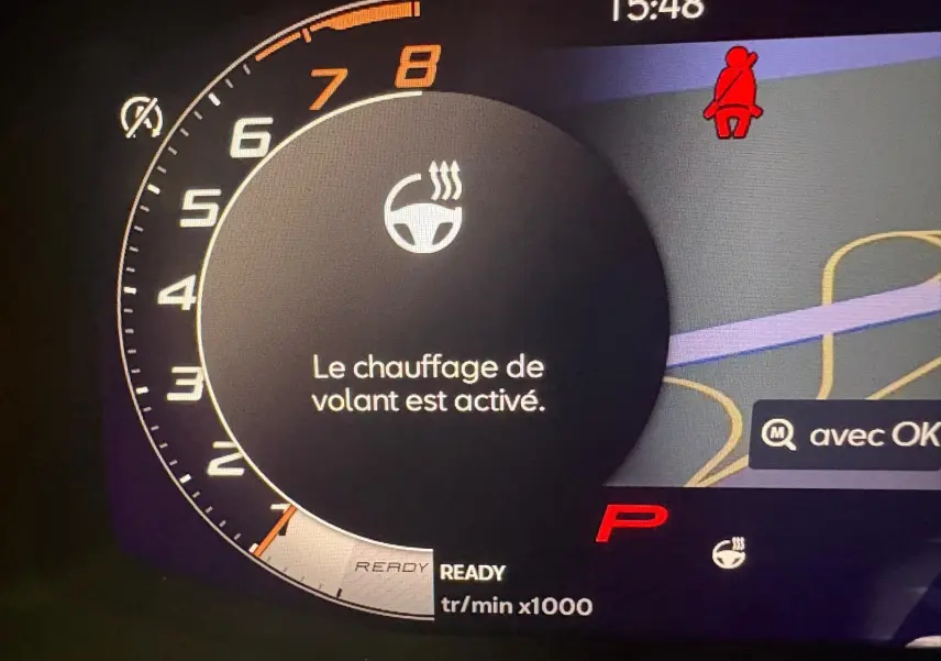 Affichage numérique du tableau de bord CUPRA Leon 2025 montrant l'activation du chauffage de volant.