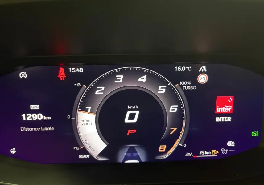 Tableau de bord numérique de la CUPRA Leon 2025, affichage central du compte-tours et vitesse à 0 km/h.