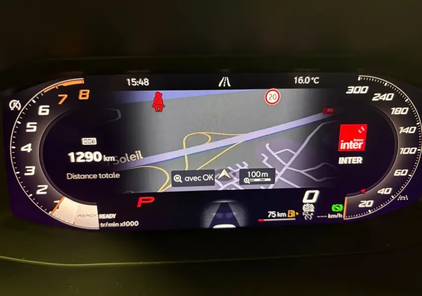 Affichage numérique du tableau de bord CUPRA Leon 2025, avec navigation intégrée et compte-tours en vue frontale.