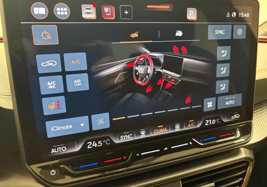 Écran tactile central affichant le réglage de la climatisation dans l'habitacle d'une CUPRA Leon 2025.