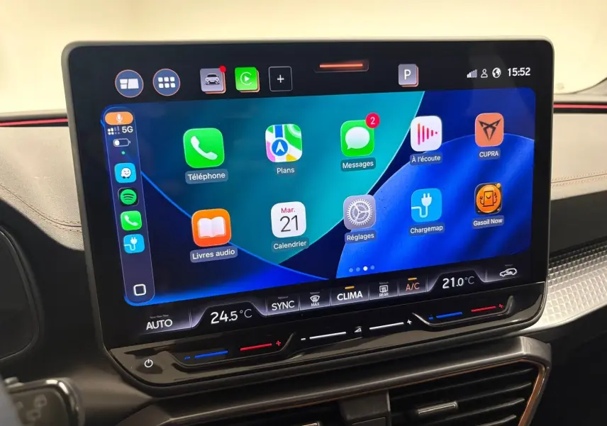 Écran tactile central de la CUPRA Leon 2025 affichant les applications connectées et commandes climatiques.