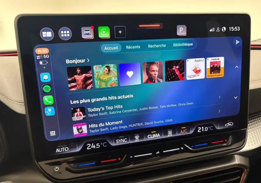 Écran tactile central du tableau de bord de la CUPRA Leon 2025, affichant l'interface multimédia et la climatisation.
