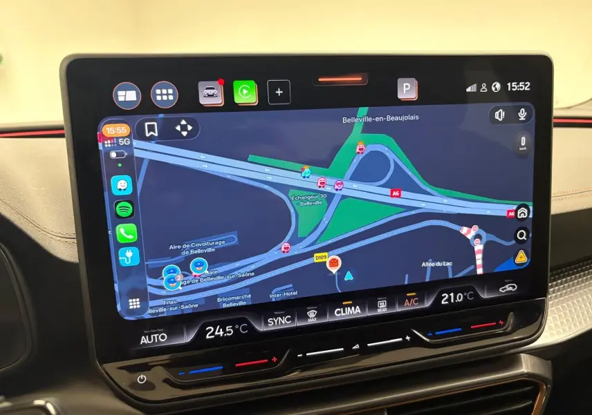 Écran central tactile du tableau de bord avec navigation active dans une CUPRA Leon 2025, ambiance intérieure moderne.