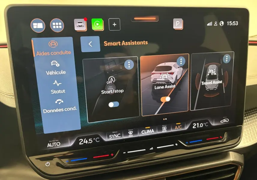 Écran tactile central du tableau de bord montrant les assistants de conduite activés dans une CUPRA Leon 2025.