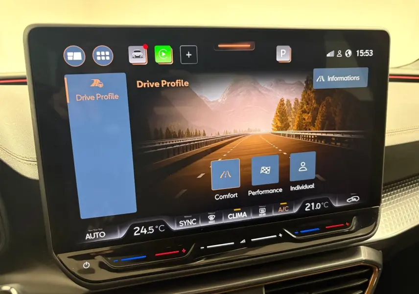 Écran tactile central du tableau de bord du CUPRA Leon 2025 affichant les profils de conduite et la climatisation.