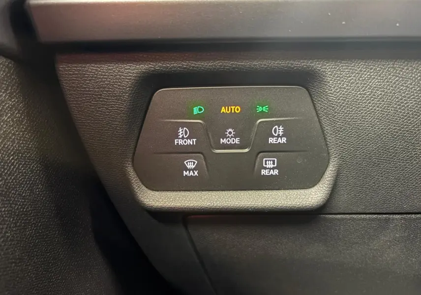 Panneau de commandes d’éclairage intérieur noir avec boutons rétroéclairés dans une CUPRA Leon 2025 gris Graphène.