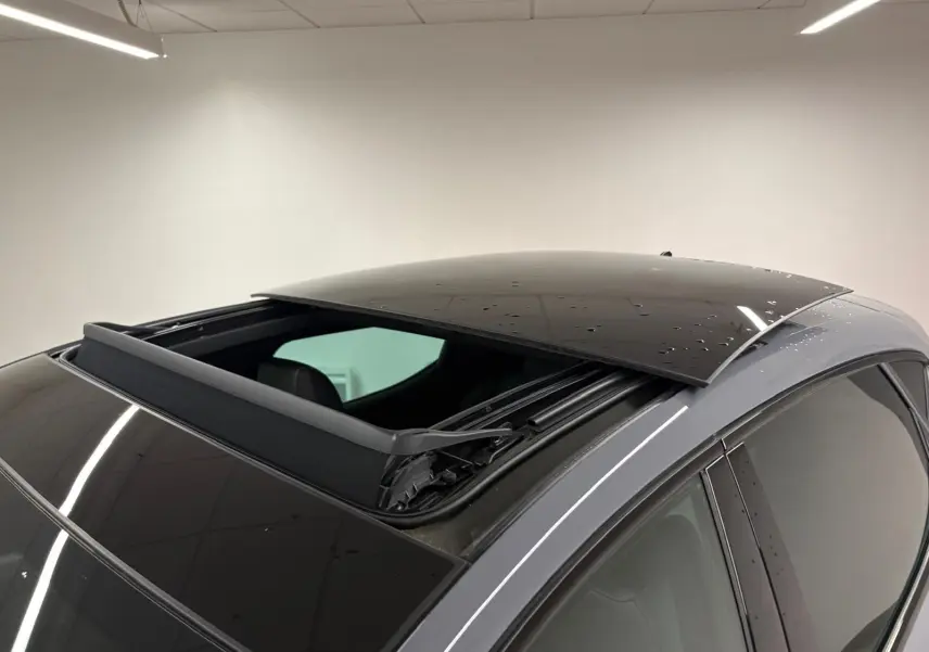 Vue en plongée du toit ouvrant panoramique noir sur une CUPRA Leon gris Graphène, côté droit du véhicule.