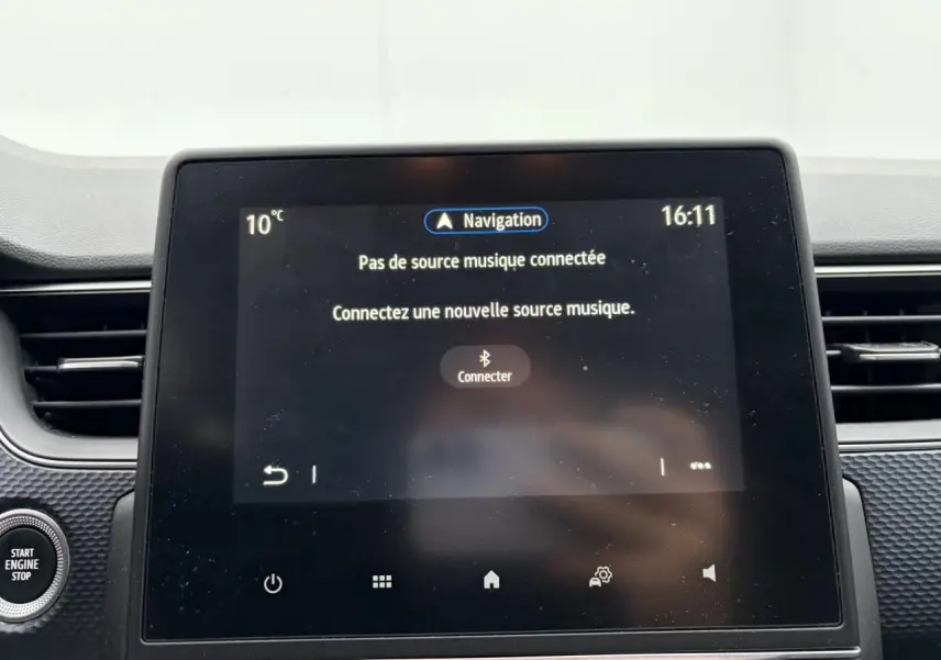 Écran tactile central du tableau de bord Renault Arkana 2025 affichant le menu de navigation et connexion Bluetooth.