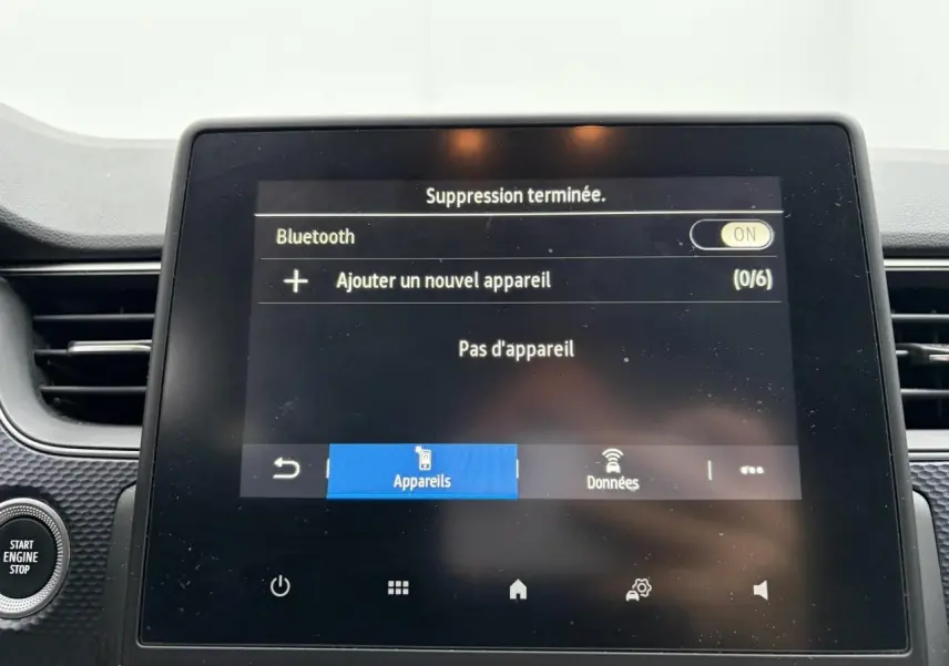 Vue rapprochée de l'écran tactile central du Renault Arkana 2025, affichant le menu Bluetooth, intérieur noir.