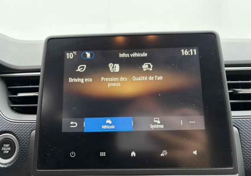 Gros plan sur l’écran tactile central du Renault Arkana 2025 affichant les infos véhicule, intérieur noir.