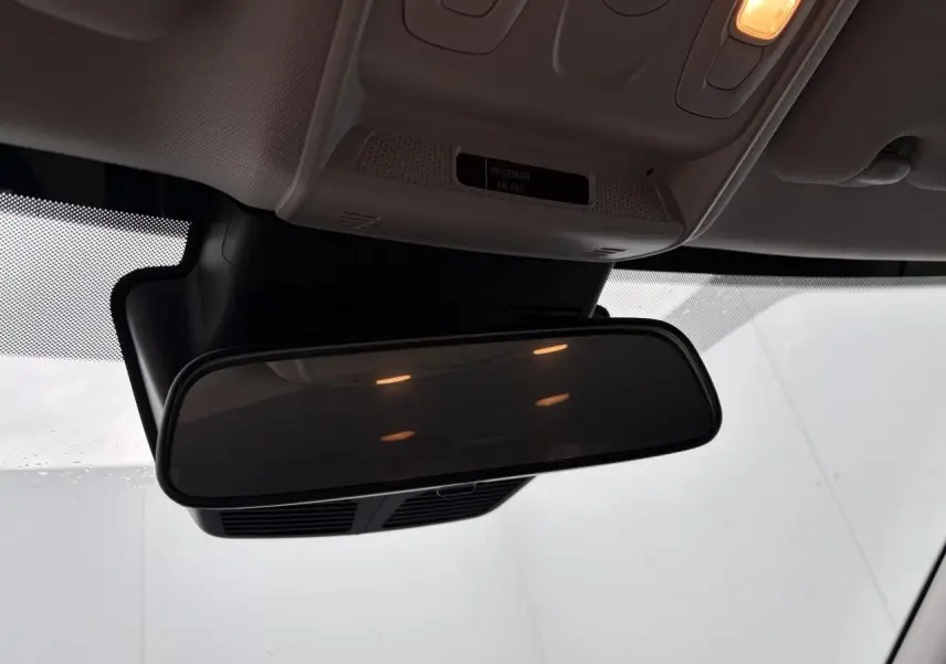 Rétroviseur intérieur de Renault Arkana 2025 vu de dessous avec plafonnier allumé, intérieur gris clair.