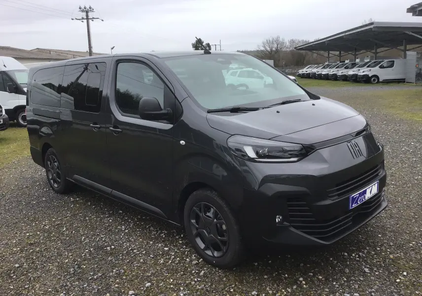 Vue 3/4 avant gauche d’un FIAT Scudo Combi gris titane avec vitres latérales surteintées et jantes noires.