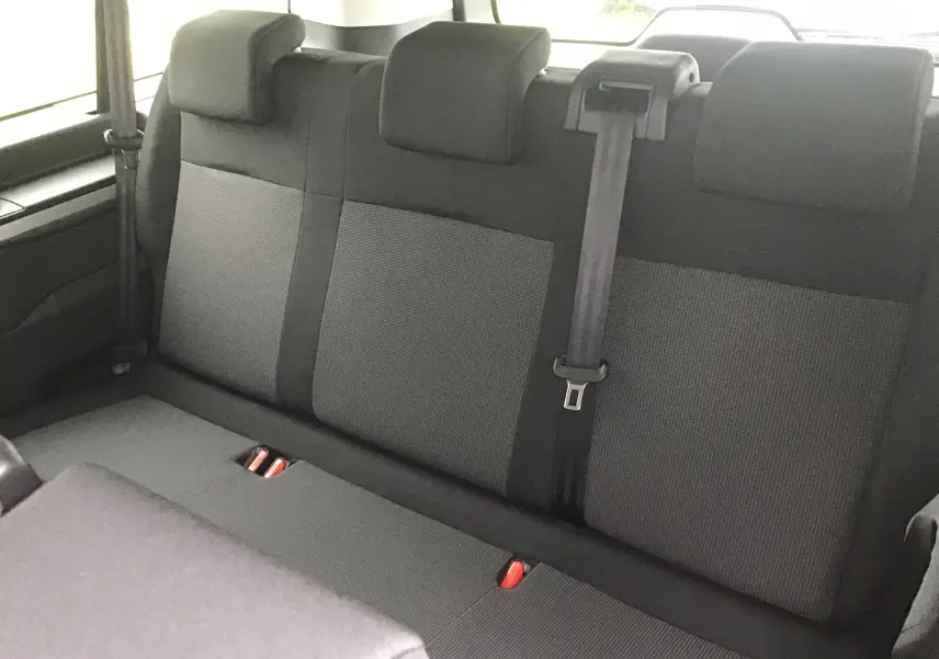 Vue intérieure du siège arrière trois places du Fiat Scudo Combi gris titane, avec ceintures de sécurité visibles.