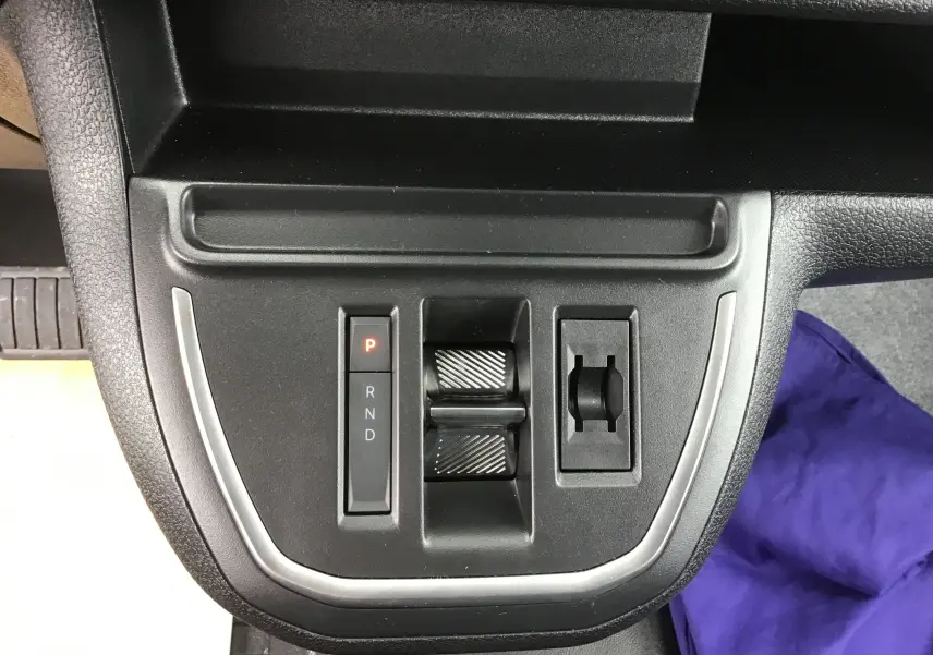 Gros plan sur la console centrale du Fiat Scudo Combi gris titane, montrant la commande de boîte automatique et les réglages adjacents.