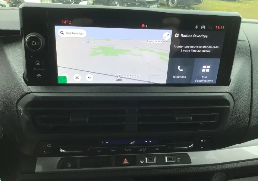 Vue rapprochée de l'écran tactile central du tableau de bord du Fiat Scudo Combi gris titane, affichant la navigation GPS.