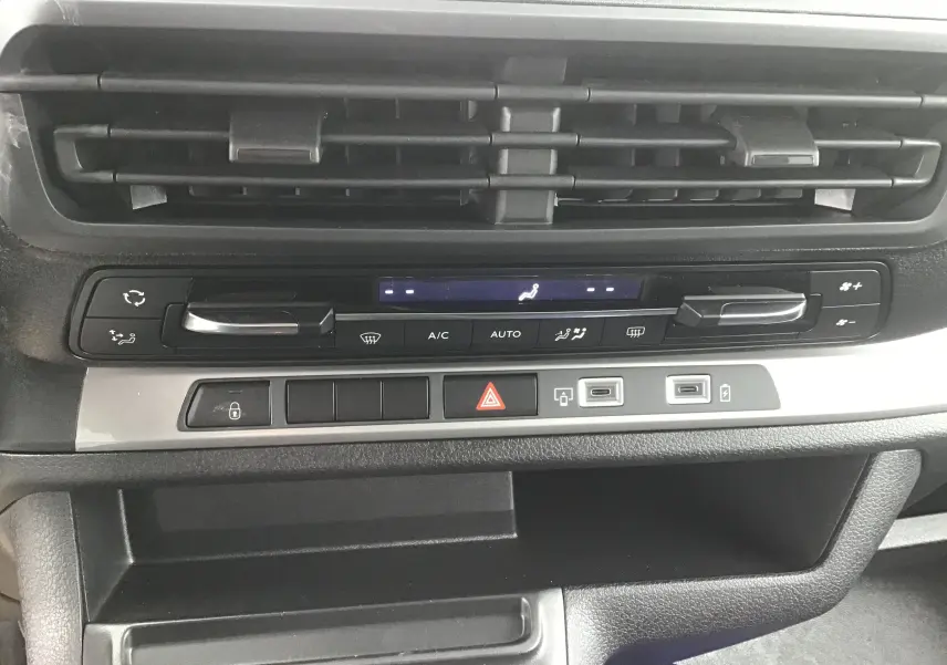 Détail du tableau de bord du Fiat Scudo Combi 2026 montrant les commandes de climatisation automatique et les ports USB.